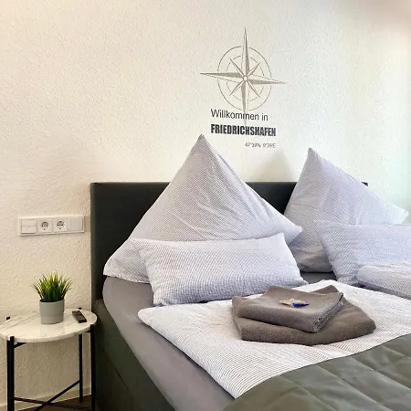 Auszeit Apartment: Lakeside Retreat with Balcony & Parking Friedrichshafen Exterior photo